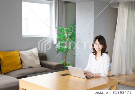 在宅勤務をする若いビジネスウーマン 81898475