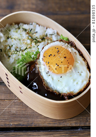 曲げわっぱに入れたハンバーグの一品弁当 81898535