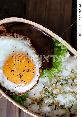 曲げわっぱに入れたハンバーグの一品弁当 81898538