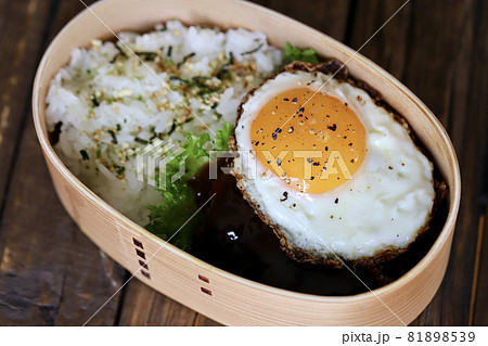 曲げわっぱに入れたハンバーグの一品弁当 81898539