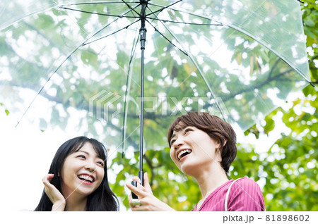 雨の公園を散策する二人の女性 雨の公園を散策する二人の女性 81898602