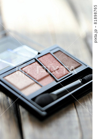 新品のピンク系の4色アイシャドウ アイメイク 新品のピンク系の4色アイシャドウ アイメイク 81898765