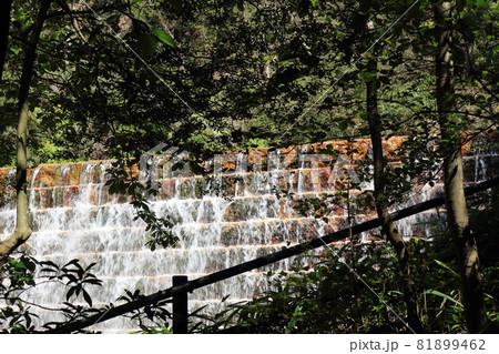 迎不動堰堤を流れ落ちる水 81899462