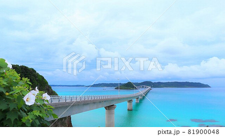 角島大橋 山口県下関市の角島のエメラルドグリーンの海と空の雲  81900048