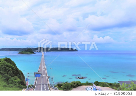 角島大橋 山口県下関市の角島のエメラルドグリーンの海と空 角島大橋 山口県下関市の角島のエメラルドグリーンの海と空 81900052
