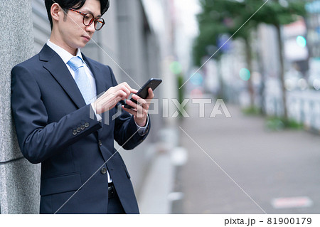 スマートフォン　ビジネスマン 81900179