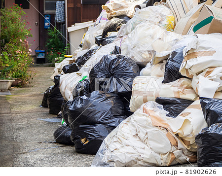 大量に捨てられた山積みのゴミ袋 81902626