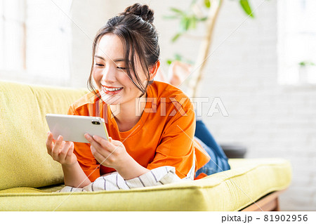 スマホで動画を見る若い女性 81902956