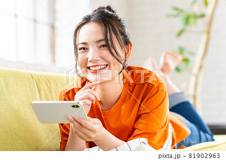 スマホで動画を見る若い女性 81902963