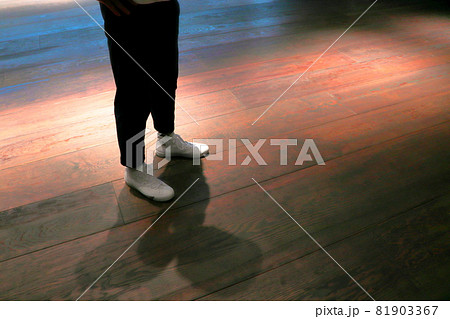 床の上の男性の足 床の上の男性の足 81903367