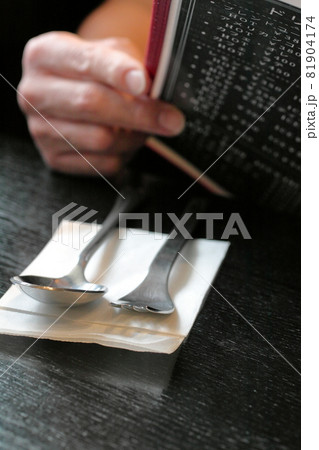 フォークとスプーンと手とメニュー フォークとスプーンと手とメニュー 81904174