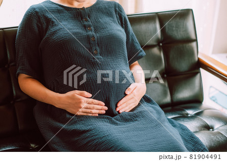 お腹をさする妊娠中の女性　妊婦 81904491