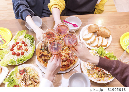 ホームパーティー　乾杯をするグループ　カジュアルパーティー　食卓　イメージ素材 81905018