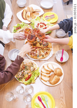ホームパーティー　乾杯をするグループ　カジュアルパーティー　食卓　イメージ素材 81905021