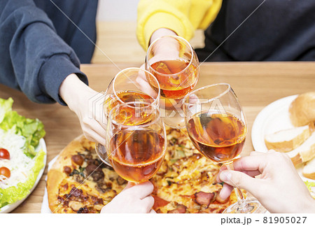 ホームパーティー　乾杯をするグループ　カジュアルパーティー　食卓　イメージ素材 81905027