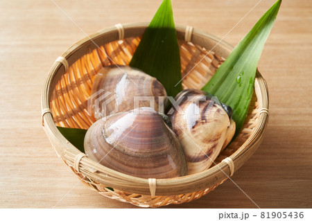ざるに盛られたハマグリ 81905436