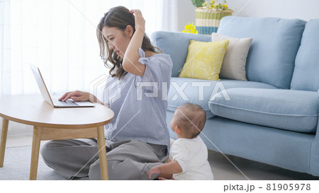 パソコンで仕事をするママと赤ちゃん(家族・ファミリー・育児・子育て・ビジネス) パソコンで仕事をするママと赤ちゃん(家族・ファミリー・育児・子育て・ビジネス) 81905978