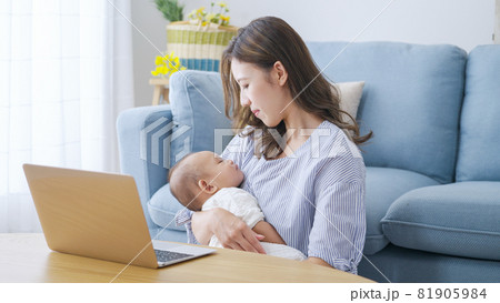 パソコンで仕事をするママと赤ちゃん(家族・ファミリー・育児・子育て・ビジネス) パソコンで仕事をするママと赤ちゃん(家族・ファミリー・育児・子育て・ビジネス) 81905984