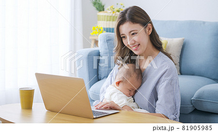 パソコンで仕事をするママと赤ちゃん（家族・ファミリー・育児・子育て・ビジネス） 81905985