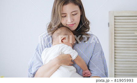 赤ちゃんを抱っこするママ（家族・ファミリー・育児・子育て） 81905993