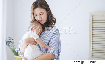 赤ちゃんを抱っこするママ（家族・ファミリー・育児・子育て） 81905995
