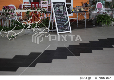 カフェ・レストランの店頭ディスプレイ 81906362