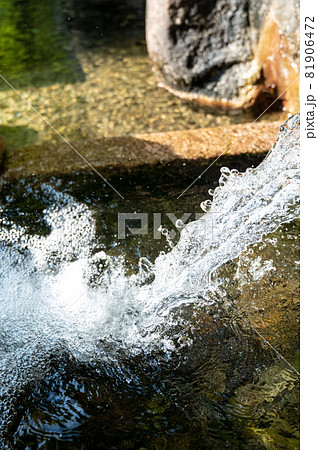 ダムの上流の湧き水｜透明度の高い冷たい名水と自然に溶け込んだ人工物 81906472