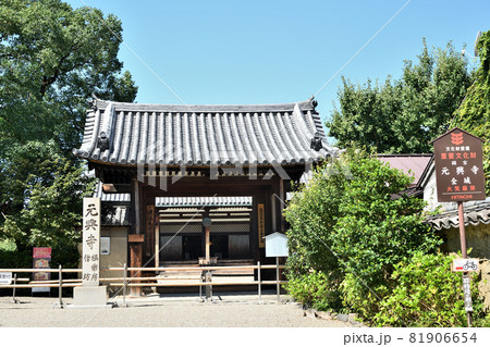 ハギの花が咲く元興寺　山門　【奈良県奈良市中院町】 81906654