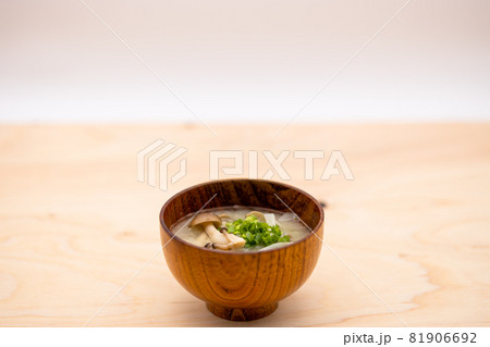 鹿児島県の手作りみそで作ったしめじの味噌汁 鹿児島県の手作りみそで作ったしめじの味噌汁 81906692