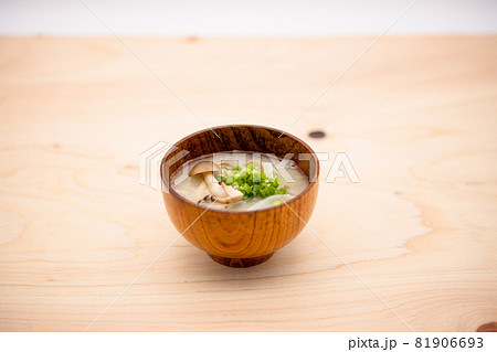鹿児島県の手作りみそで作ったしめじの味噌汁 81906693