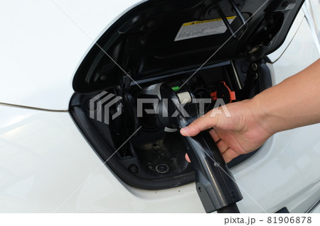EVスポットで充電中の車 81906878