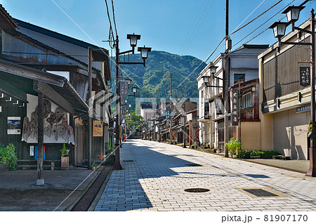 【富山県井波 木彫りの里 八日町通り】 富山県南砺市井波 81907170