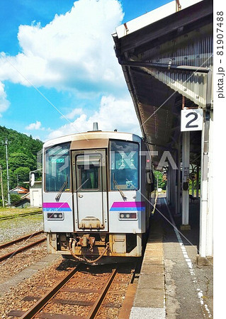 【広島県】備後落合駅に停車中の単行列車　芸備線　キハ 81907488