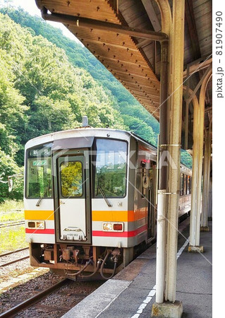 【広島県】備後落合駅に停車中の単行列車　芸備線　キハ 81907490