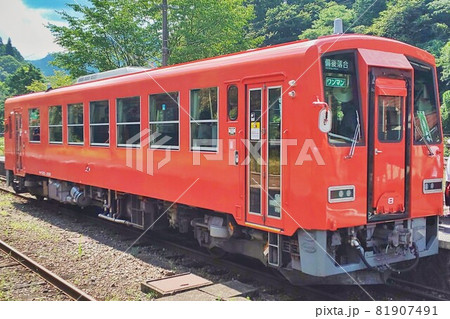 【広島県】備後落合駅に停車中の単行列車　木次線 81907491