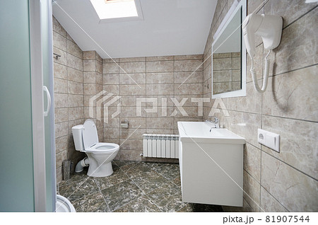 Elegant brown color bathroom 81907544