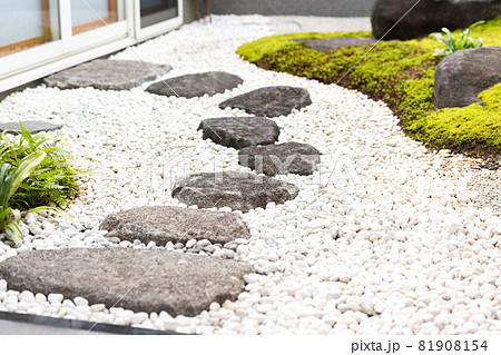 飛び石が置いてある和風の庭 81908154