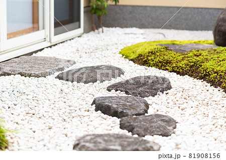 飛び石が置いてある和風の庭の写真素材