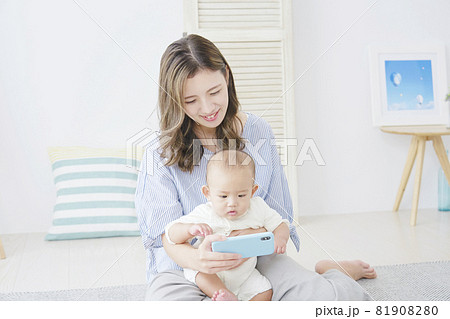 スマホを見る母子 スマホを見る母子 81908280