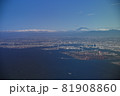 飛行機から望む横浜、ベイブリッジと富士山 81908860