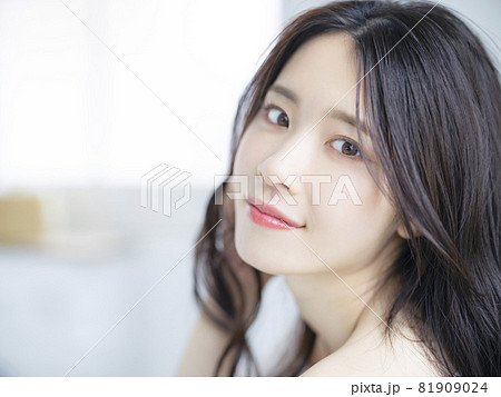 女性ポートレート　美容イメージ 81909024