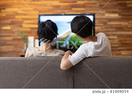 リビングでくつろぐ仲良しカップル 81909054