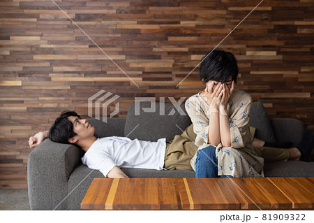 やる気のない彼を悲しむ彼女 やる気のない彼を悲しむ彼女 81909322