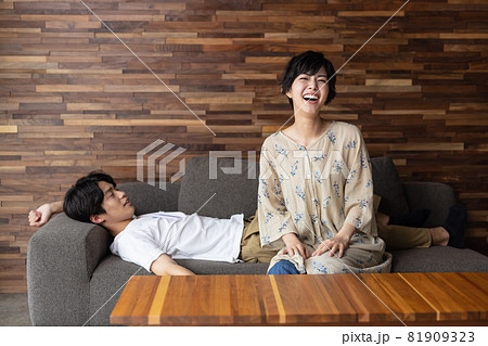 部屋でくつろぐカップル 部屋でくつろぐカップル 81909323