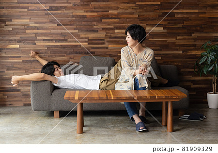 部屋でくつろぐカップル 部屋でくつろぐカップル 81909329