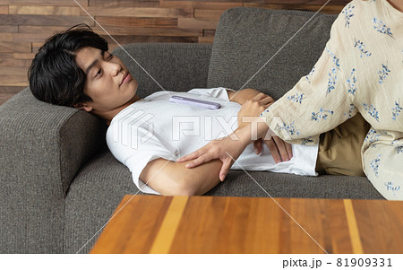 昼寝する彼を起こす彼女 昼寝する彼を起こす彼女 81909331