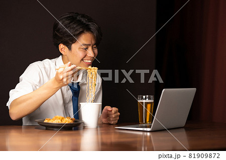 ビジネスマン 夜食 カップラーメン ビジネスマン 夜食 カップラーメン 81909872
