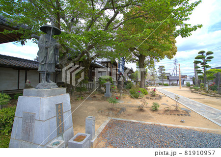 【重要伝統的建造物群保存地区】津山市城西地区にある愛染寺の境内と弘法大師像　岡山県津山市 81910957