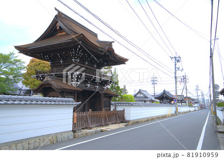 【重要伝統的建造物群保存地区】津山市城西地区　愛染寺山門と西寺町の風景5　岡山県津山市 81910959