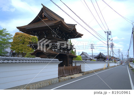 【重要伝統的建造物群保存地区】津山市城西地区　愛染寺山門と西寺町の風景3　岡山県津山市 81910961